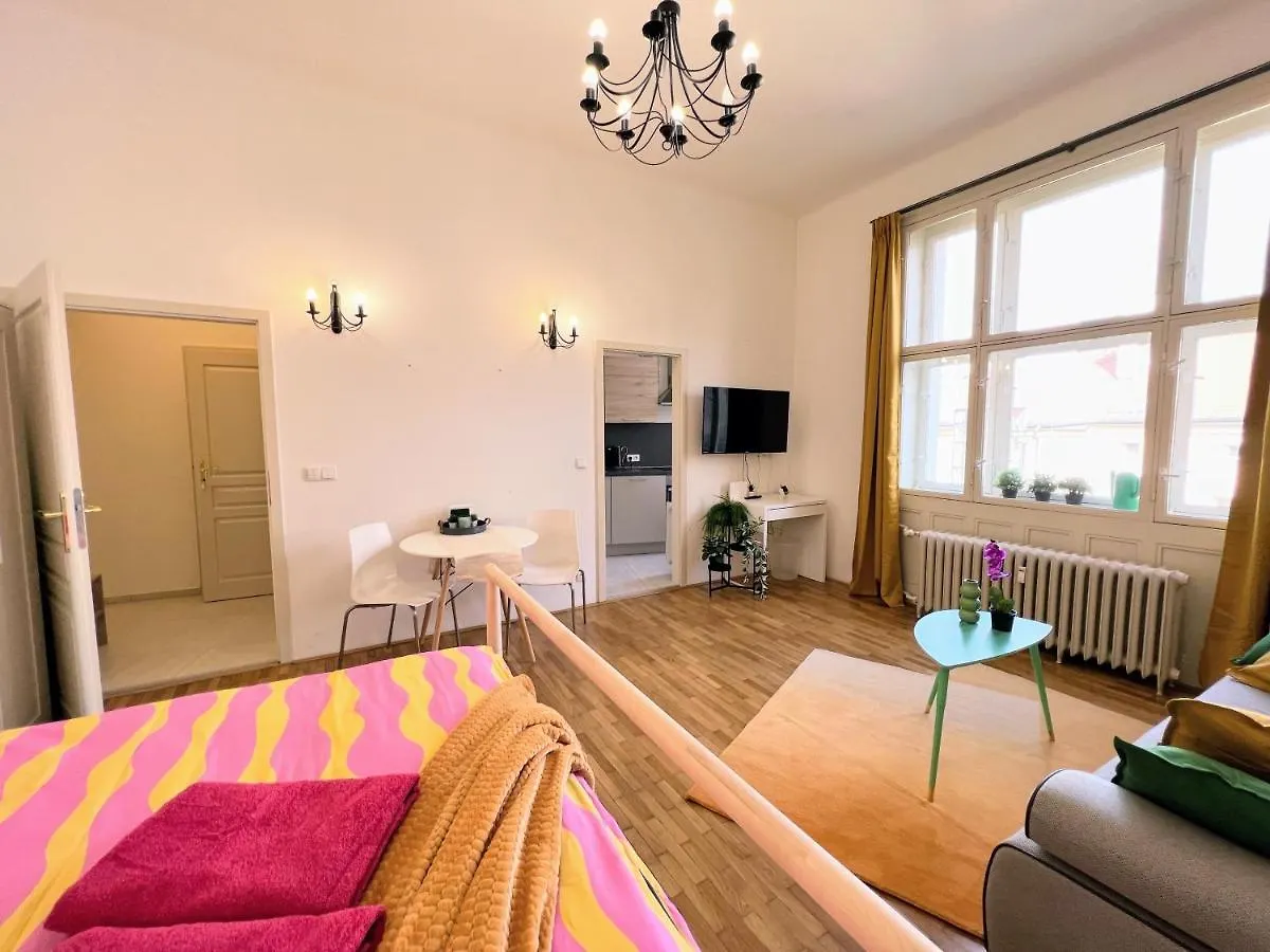 Beautiful & Peaceful Apartment With Cute Balcony Praag Tsjechië